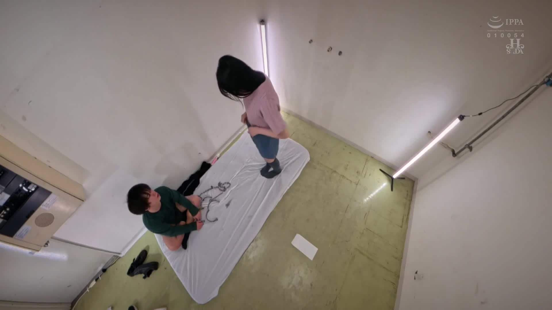 必須性别关系才能离开的房间 突然失去意识，发现被关在房间里的男女。所有门都被锁上，空旷的房间里只有床和一个信封，上面写着“必须性关系才能离开的房间”。 - AV大平台 - 中文字幕，成人影片，AV，國產，線上看