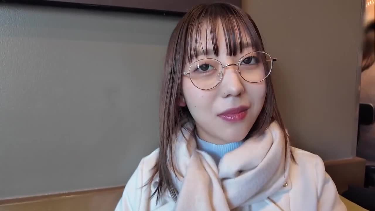 知性的眼鏡背後隱藏的怪獸級性慾！認真學業的清純JD首次亮相AV！自稱「如果有男朋友的話每天都想要」的性慾旺盛女孩，只要被碰觸就會有反應！濕潤的接吻讓她不停擺動腰部！她害羞地表示「一想到被人看到我就興奮起來...」，顯露出變態的一面！她在光滑的光禿禿小穴上面騎乘，被快感淹沒並達到高潮，令人無法抗拒！【首次拍... - AV大平台 - 中文字幕，成人影片，AV，國產，線上看