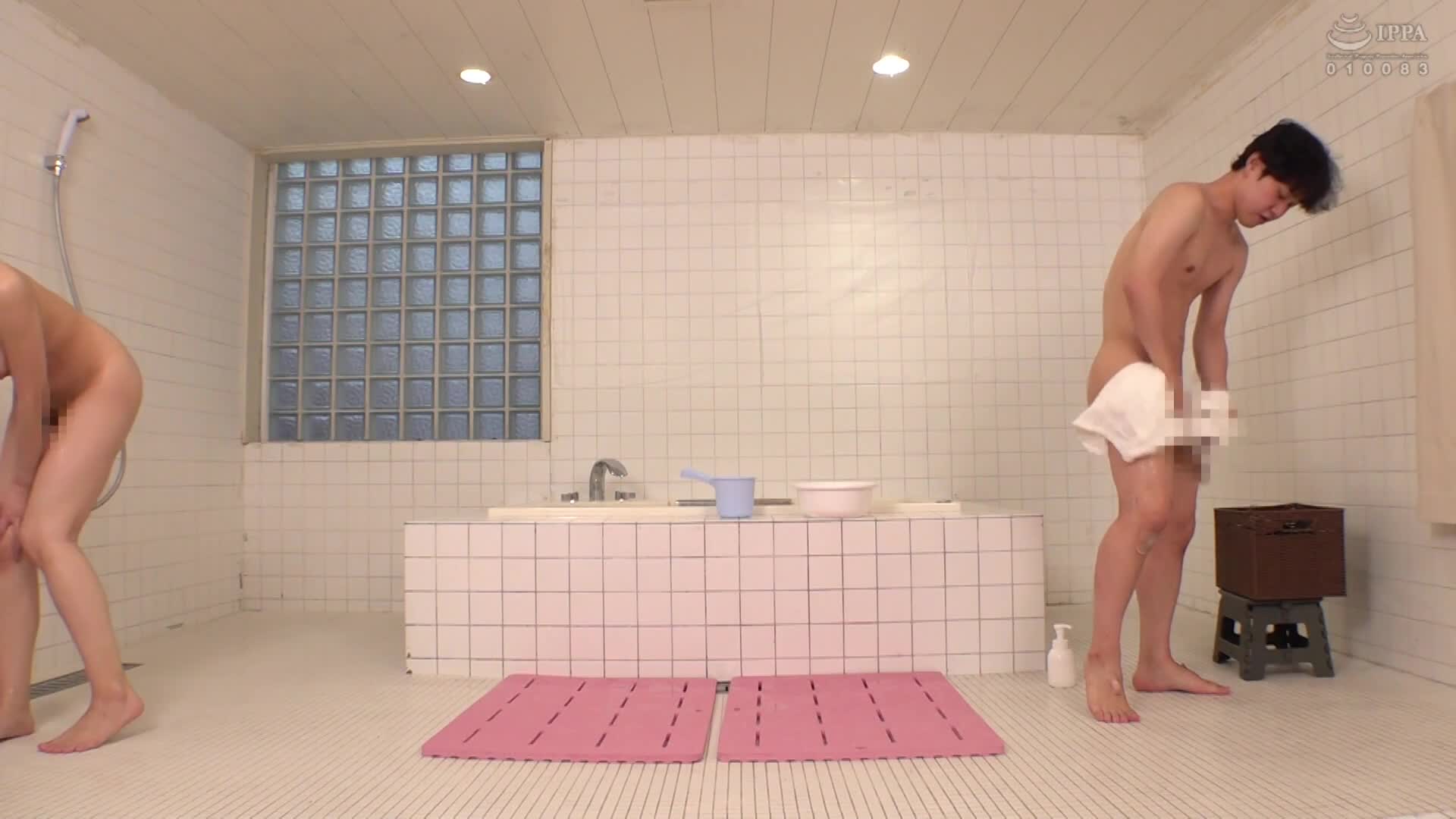 一般男女監控AV 義理姊弟在浴室挑戰激烈任務！心地善良的巨乳義姊！能否幫忙洗洗處於童貞狀態的弟弟包皮的陰莖！？被泡沫洗淨敏感龜頭後，可愛的弟弟陰莖完全勃起，讓義姊的陰道也因此濕潤，直接進行初次性交！！而對於父母… - AV大平台 - 中文字幕，成人影片，AV，國產，線上看