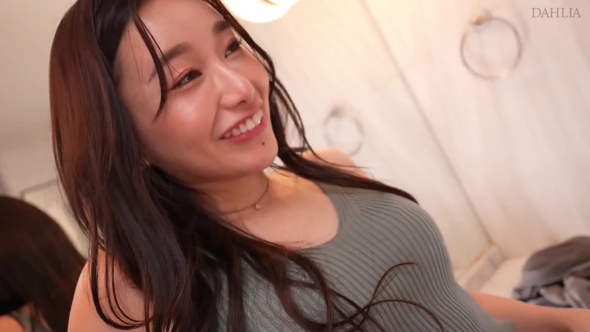My wife&#039;s best friend had a reverse NTR in a night pool. ``When I took off my clothes, I was excited to see her in a model-grade bikini and found out that I had an erection...I couldn&#039;t resist the temptation of her smile, so I cheated and creampied her over and over again.&#039;&#039; ” Chiharu Mitsuha - AV大平台-Chinese Subtitles, Adult Films, AV, China, Online Streaming