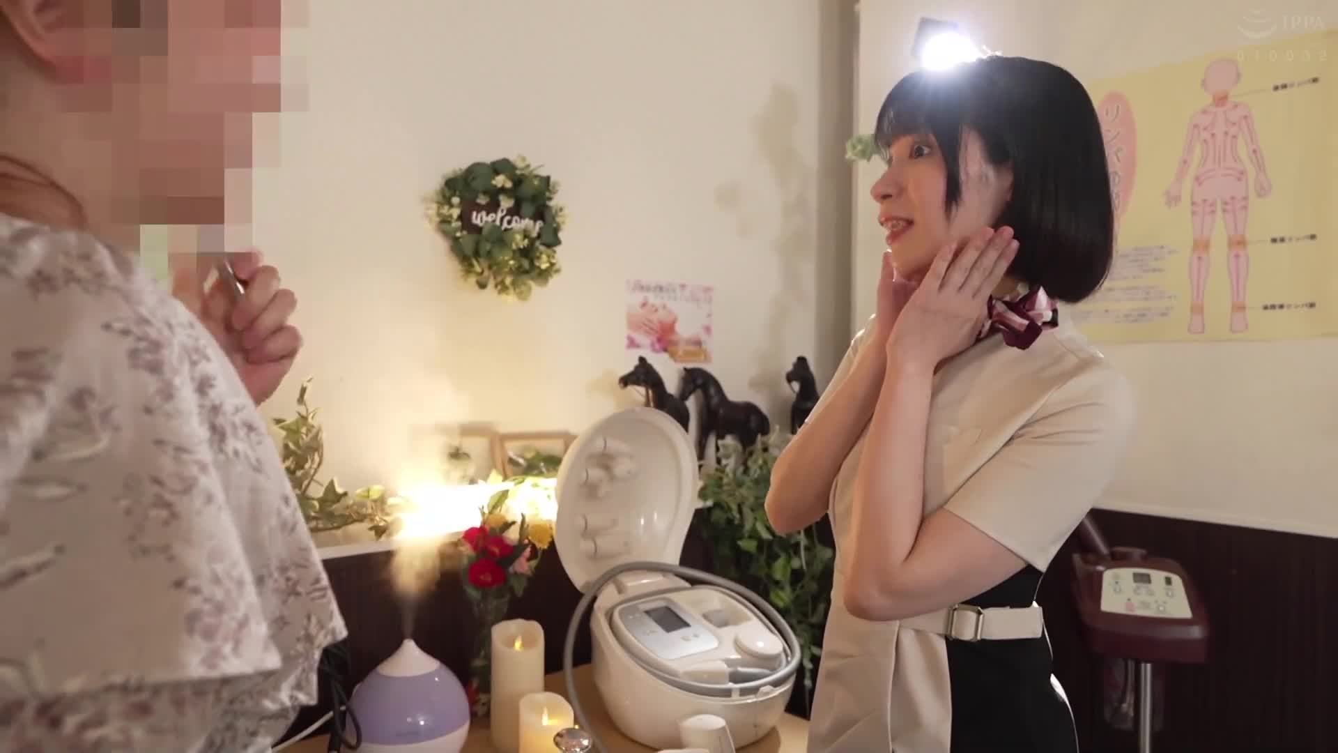 &quot;What!? An erection here?&quot; When I went to a beauty salon for work experience, there were only naive girls and I was the only guy! The beauty salon experience involves touching the girl&#039;s body with just a towel! The girl is also only wearing a towel, so she slips off and you can see her small breasts... - AV大平台-Chinese Subtitles, Adult Films, AV, China, Online Streaming