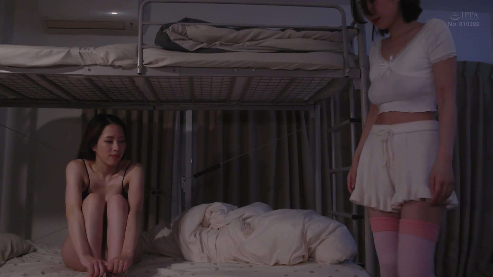 哇！ ？从上面掉下来的是胸部！ ？ ？在双层床上挤出的巨乳，一边揉捏一边培养爱的夜晚女同性恋活动 谷梓和二宫和香 - AV大平台-中文字幕,成人影片,AV,国产,线上看