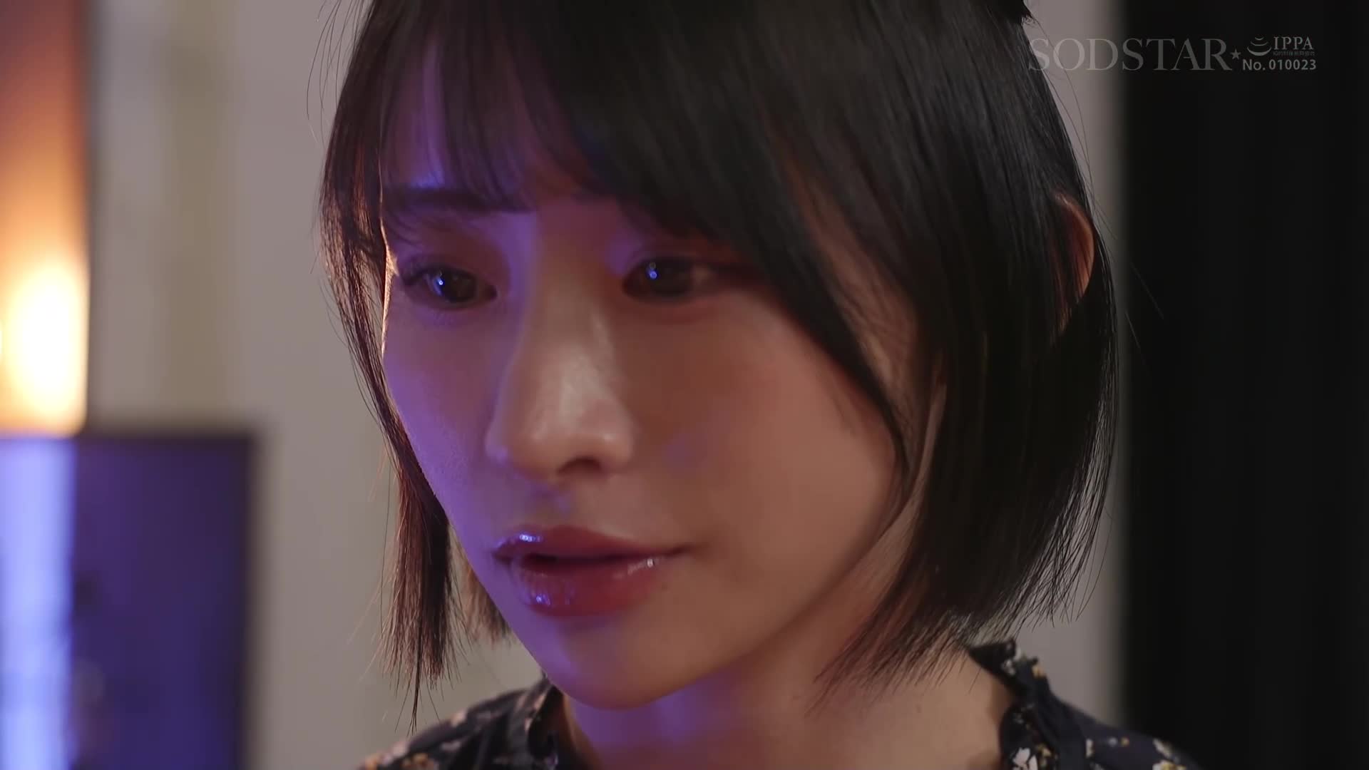 新人女记者指控资深导演我对她进行性骚扰，绝对不会原谅！我会在洗脑美容院让她按照我​​的意愿行事！宫岛芽衣 - AV大平台-中文字幕,成人影片,AV,国产,线上看