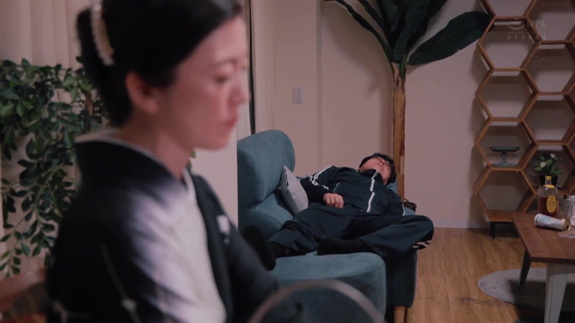 高级俱乐部的人妻，被太客的汗水和体液弄脏，闭店后进行中出枕头业务。木下凛凛子 - AV大平台-中文字幕,成人影片,AV,国产,线上看