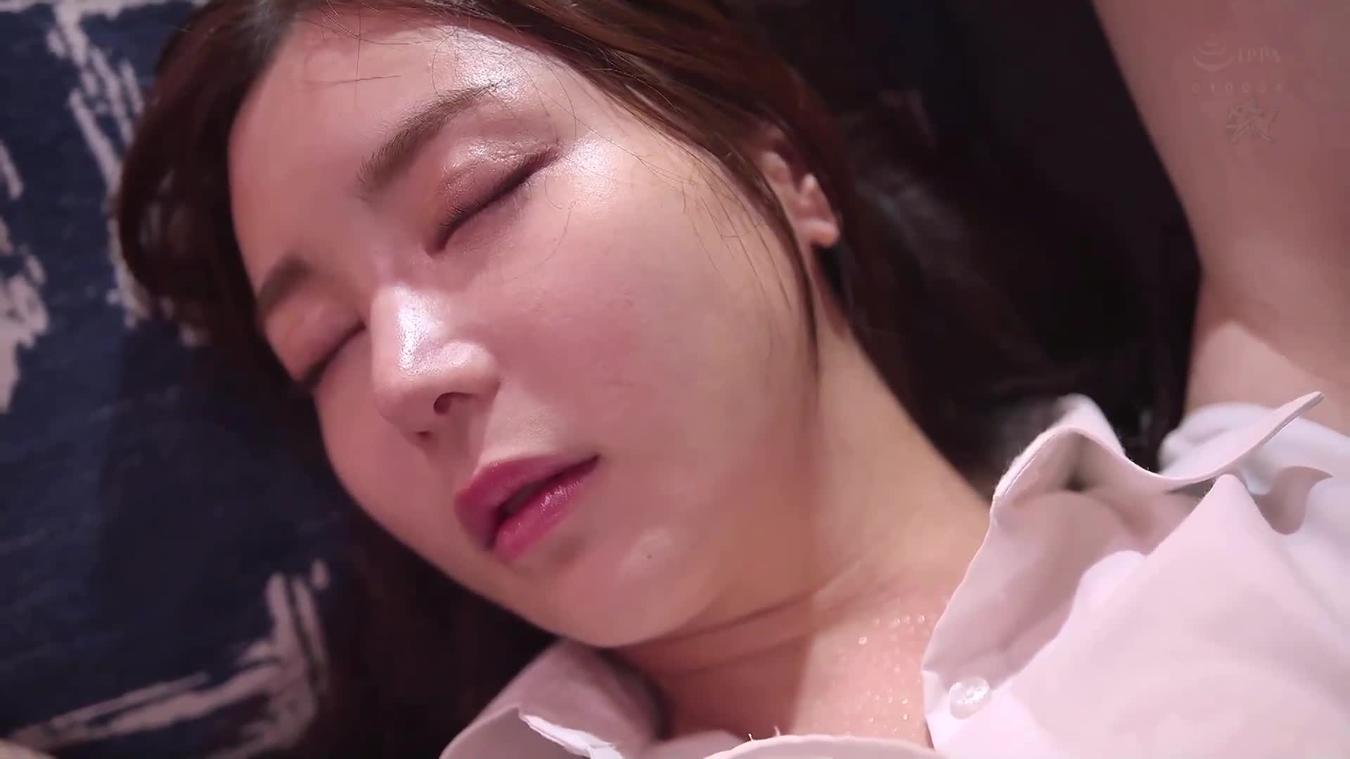 出差时遇上暴雨 竟然在讨厌的上司面前喝醉…突然共用房间 黎明时分仍紧紧缠绕着唾液，全身汗湿内射无穷尽的性爱中互相贪恋 白峰美羽 - AV大平台-中文字幕,成人影片,AV,国产,线上看