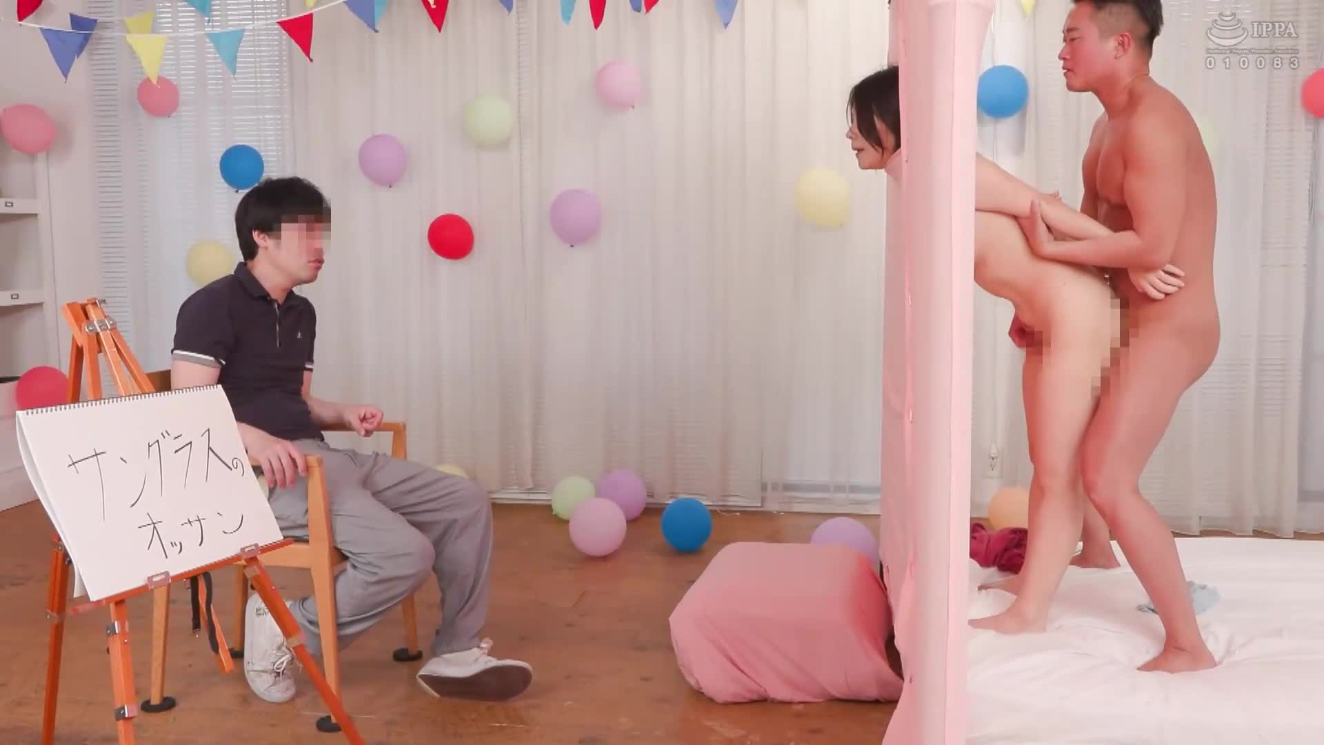 一般男女监控AV 面对的是丈夫/身体却受NTR！2 在丈夫一无所知的情况下，出现在墙壁孔中，只露出脸的人妻，以大鸡鸡做连续内射，不被发现！ - AV大平台-中文字幕,成人影片,AV,国产,线上看