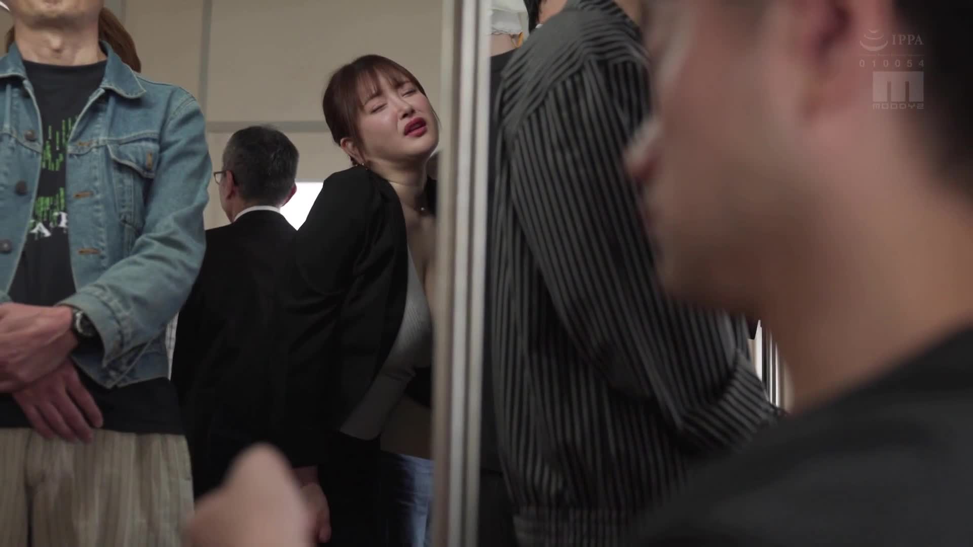 [AI解码版]在电车上通勤的巨乳OL被一群人包围，遭到集体猥亵，无法动弹被揉搓到高潮，遭到无声的团体射精袭击。 - AV大平台-中文字幕,成人影片,AV,国产,线上看