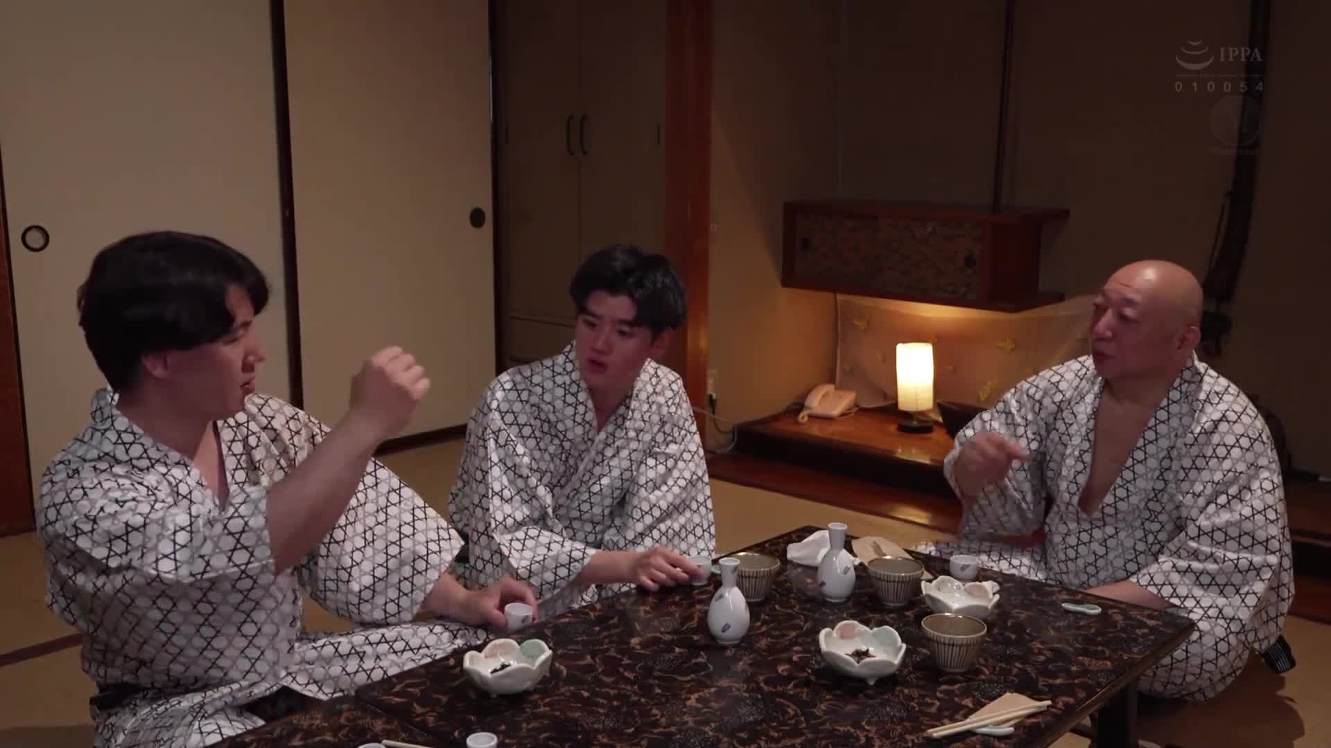 在社團旅行中...一位妻子只給了丈夫一條毛巾，讓他進入了一個聚集性愛男子的男浴室，最終被寝取的結局。橘瑪麗 - AV大平台 - 中文字幕，成人影片，AV，國產，線上看