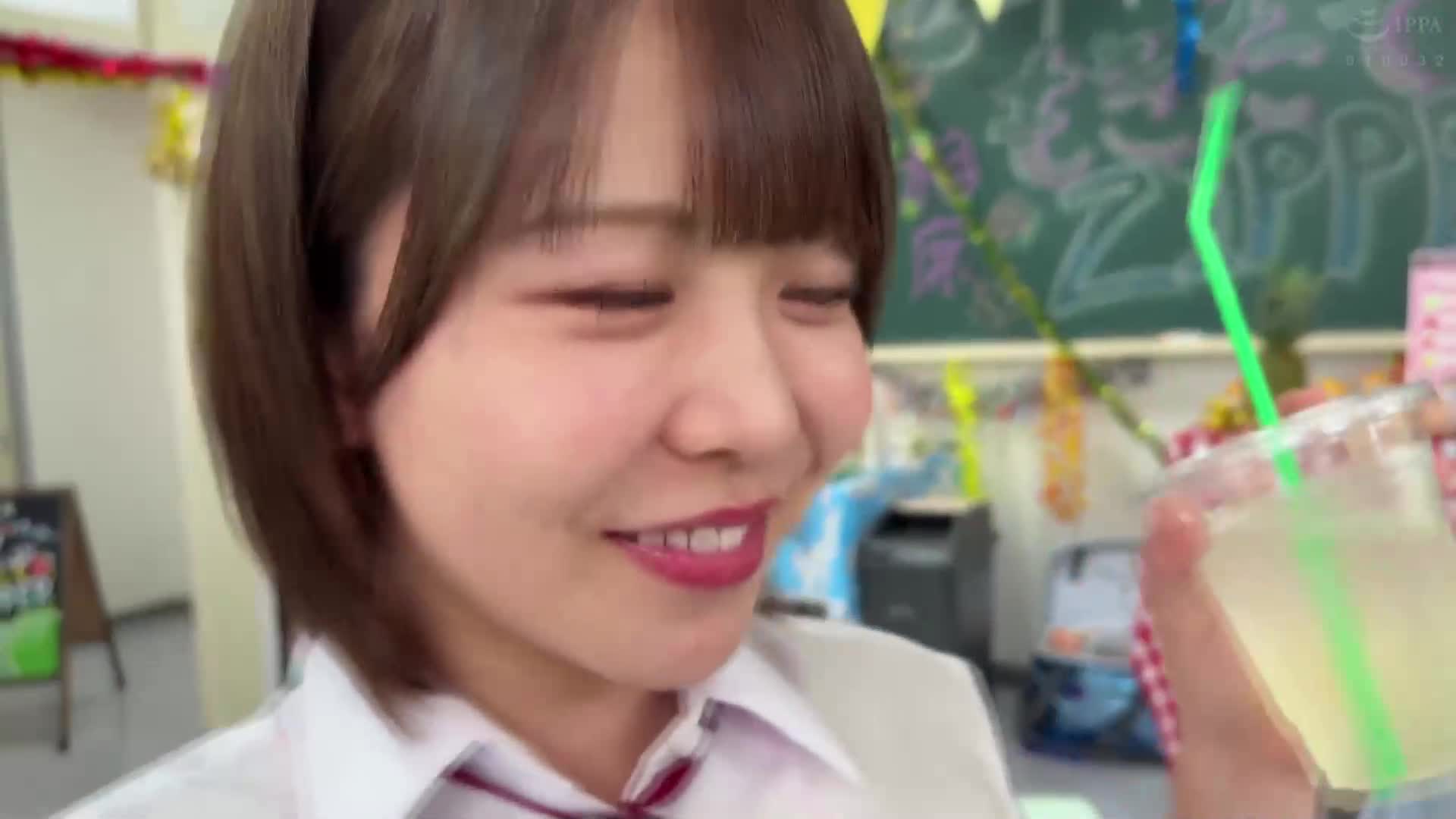 「超新鮮！剛摘女子○生如何？」學園祭的模擬店開設了可以與女子○生共坐的水果冰淇淋店！豐滿的女子○生會坐在客人膝蓋上的共坐系統！制服上到處都有拉鍊，可以自由打開和關閉！可以伸手進去…摸摸… - AV大平台 - 中文字幕，成人影片，AV，國產，線上看