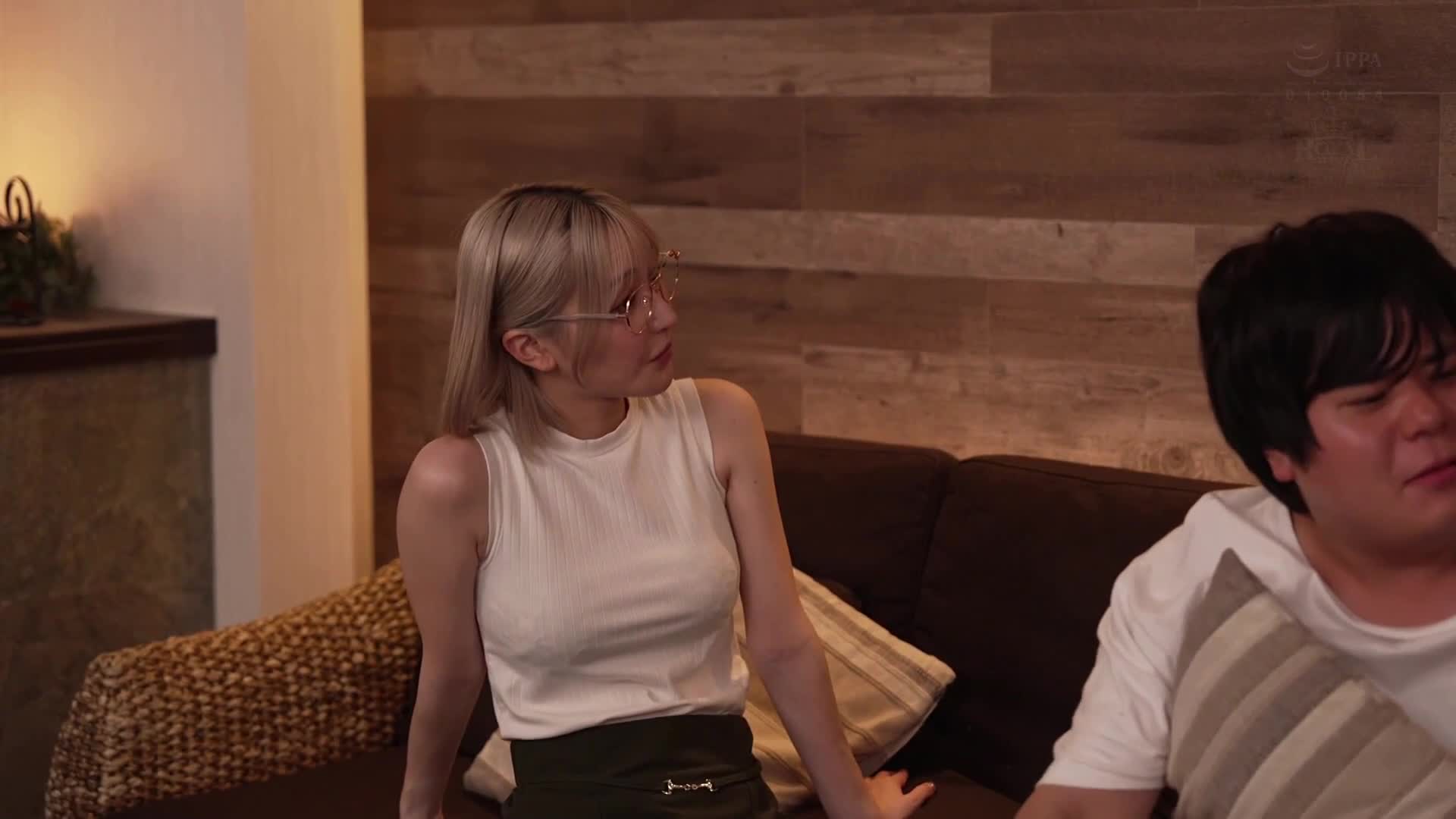 與沒有缝隙的事業型女上司同房的夜晚。當她喝醉時，展現出變態的一面，以及令我迷戀的舌頭技巧。百永紗里奈 - AV大平台 - 中文字幕，成人影片，AV，國產，線上看