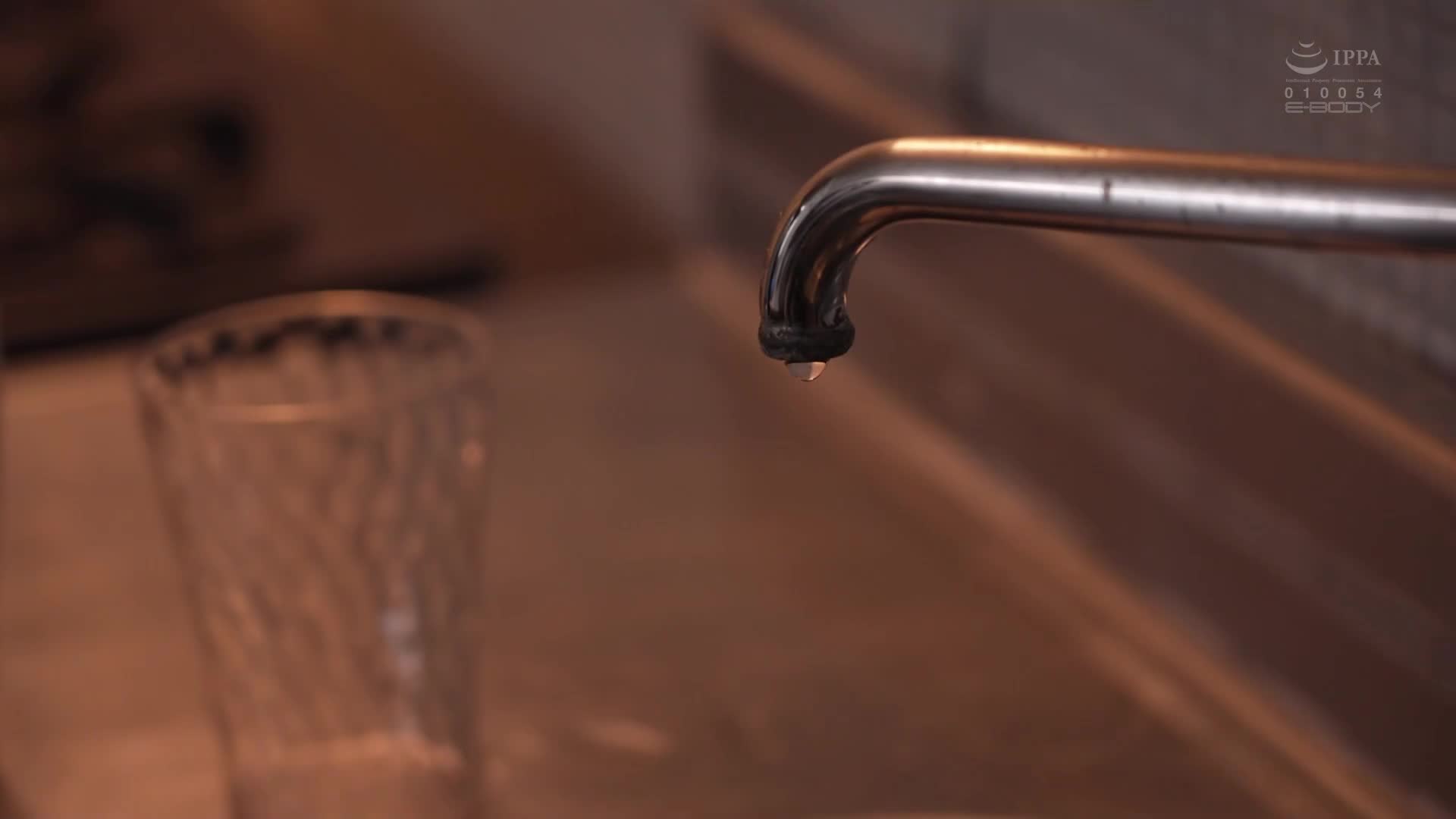 [AI解碼版]只是聊了一會兒，卻在搬家後隔壁的高個子姊姊每晚未經允許地跨過來，明天我會報案的 清宮仁愛 - AV大平台 - 中文字幕，成人影片，AV，國產，線上看