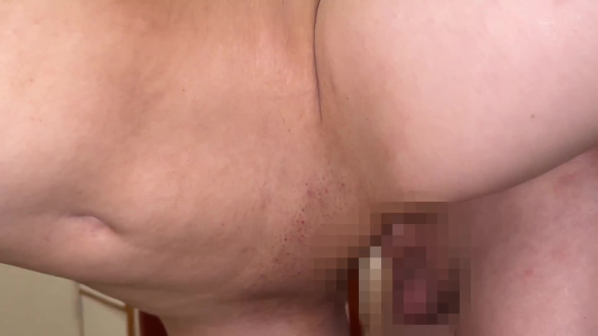 素人人妻挑戰只限夫約30分鐘的NTR！在家中欲求不滿的妻子在丈夫旁邊偷情！承受著年輕大雞巴的強烈抽插，忍著呻吟聲達到巨大高潮！連續大量中出！4對8場！ - AV大平台 - 中文字幕，成人影片，AV，國產，線上看