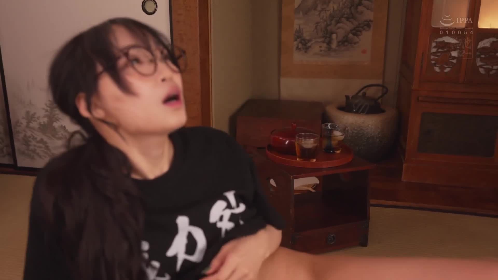 性慾異常的大屁股喪女姐姐 偷窥她自慰的我被发现，被她强行跨坐在我身上用汗水淋漓，被她無情地用鬼才杭打壓迫、多次噬咬我的暴行之夏——蓮實克蕾兒 - AV大平台 - 中文字幕，成人影片，AV，國產，線上看